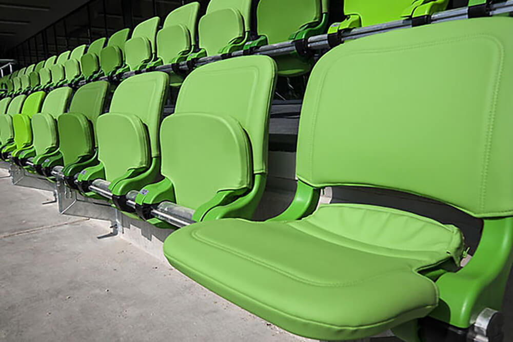 Зеленые кресла на трибунах